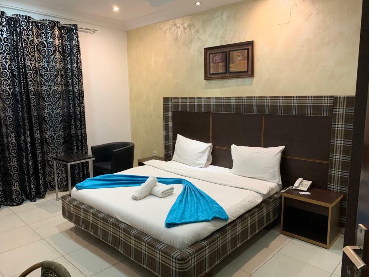 Class Hotel บราซซาวิล ภายนอก รูปภาพ